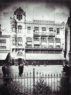 De Kroon aan het Rembrandtplein.. vergaderzalen op de eerste en twee verdieping, op een bord beneden in de hal stond met krijt aangegeven wie waar vergaderde