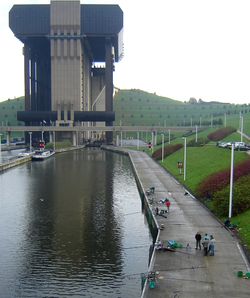 de nieuwe lift van Strépy-Thieu, overbrugt 73 meter, vervangt vier oude liften, maar werkt maar half