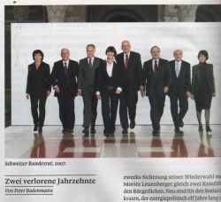 groep: de Schweizer Bundesrat, uiterst rechts - voor ons links - de ernstige Doris Leuthard. Wie is de iets te vlotte vrouw in het midden?
Zoek de belangrijke man, hij kan niet ver zijn.