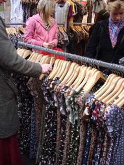 bloemetjesjurken op de markt