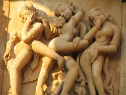 beeldengroep aan de Khajuraho tempel in Madhya Pradesh (ca.1000 na Chr.)