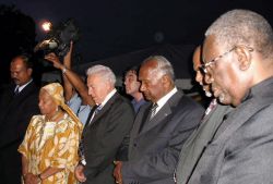 de plechtigheid bij het monument in Paramaribo in 2005 (foto Noraly Beyer)