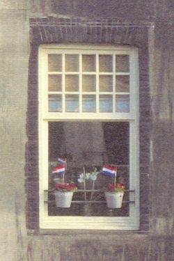 zelfde raam, nu met geraniums en vlaggetjes (?)