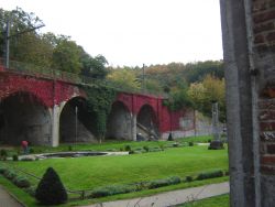 het viaduct, de trein naar Charleroi is net voorbij