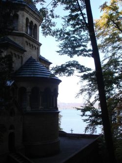 kapel aan de Starnberger See op de plaats waar Ludwig omkwam. kruis in het water op de plaats waar zijn lichaam werd gevonden.