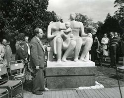 Henry Moore onthult 'Het gezin Harlow' (1956)