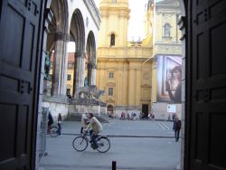 Odeonsplatz met - deels afgedekte - Theatinerkerk