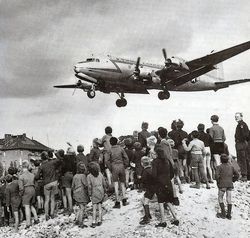 luchtbrug - een Amerikaanse C-54 landt op Tempelhof