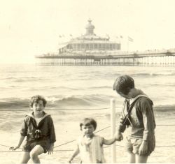 mijn moeder en mijn tante met nichtje voor de oude pier van Scheveningen (1924)