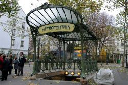 Parijs Metro-portaal, omstreeks 1900 in Art Nouveau. Bloem- en plant motieven op prefab gietijzeren onderdelen, waarmee&nbsp;het portaal in verschilende formaten in elkaar kan worden gezet. .