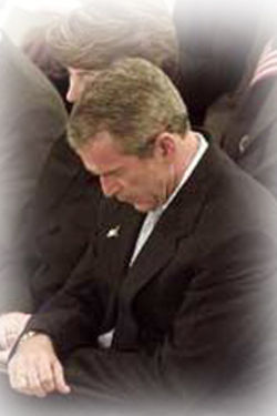 George W. Bush in gebed...