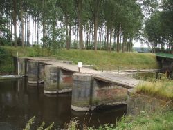 150 jaar oude sluis. een goede overzichtsfoto zou je alleen uit de lucht kunnen maken. 