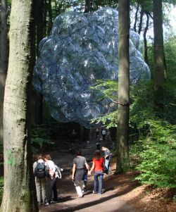 ''Flying greenhouse'' van Tomas Saraceno uit Argentinié - zwevende plantenkas (of boomhut?)