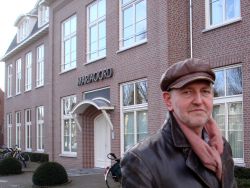 Meurs A.M. vanmidag voor het  geheel verbouwde klooster, nu een appartementencomplex