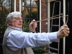 Rudy demonstreert een zelf gemaakte katapult&nbsp; (2007)&nbsp;