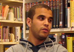 Hassan in 2006 in de bibliotheek in&nbsp;Slotervaart