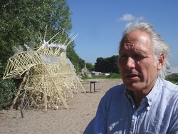 Theo Jansen met de beschadigde Umerus