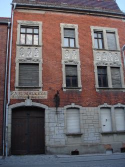 gesloten huis,&nbsp;poort voor paardenwagens