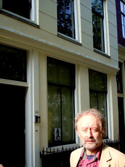 Niels Bokhove voor het huis Oudegracht 341, waar Awater ontstond, eenhoog voor.