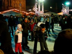 vanavond voor het Kurhaus van Wiesbaden, het beeld is Schiller