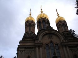 de torens van de gedenkkerk, overal in Wiesbaden zichtbaar