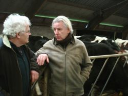 Max Niematz (rechts) bij de buurman in de stal