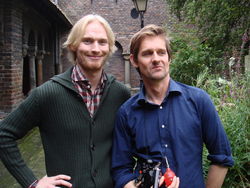 Jaring D&uuml;rst Britt en Paul Elliman (rechts, met vogelfluitjes) in de kloosterhof achter de Mariaplaats