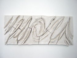 PLON i (2001), keramiekrelief van 110 bij 270 cm