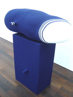 Erwin Wurm (1954) - Mentales Blau, mit Doppelerektion (2008)