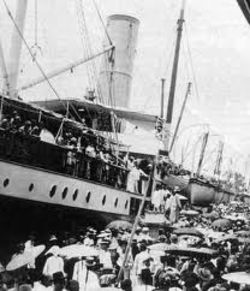 schip van de Koninklijke Nederlandse Pakketvaart Maatschappij op de rede van Tandjong Priok - jaren &#39;20?