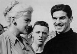 Jayne Mansfield met Frans de Munck bij de aftrap van DOS-Sparta.
Cor Luiten kijkt toe.