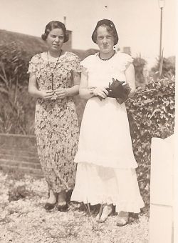 mijn moeder (links) en m'n tante B&eacute; op Kijkduin omstreeks 1937