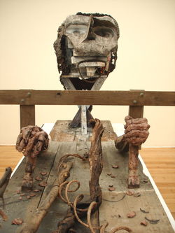 &#39;1000&#39;&#39;, de sarcofaag van Huma Bhabha (2009)